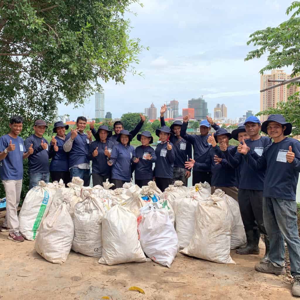 Cleanup Team Foto with collected waste in front of them